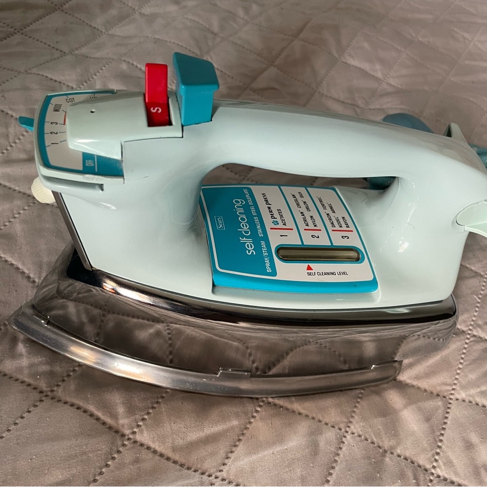 Vintage Electric Iron with Aqua Cord - Picture 4 of 13